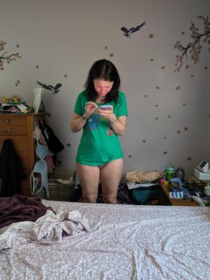 Bottomless brunette pawg at home on her phone 