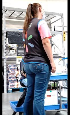 Trietral incrível neste trabalhador do Walmart