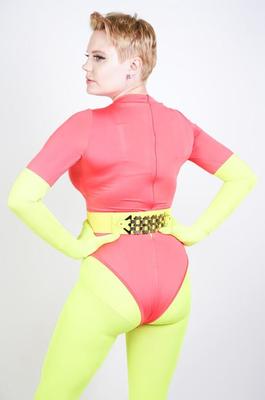 No desnuda imagen de caldo de cabello corto amarillo rojo leotard super héroe fe