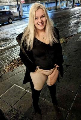 Loira gordinha sem fundo piscando sua buceta raspada