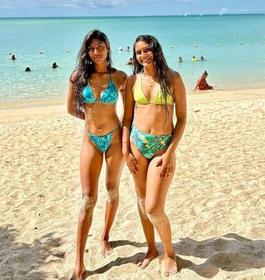Liani & friend in bikinis