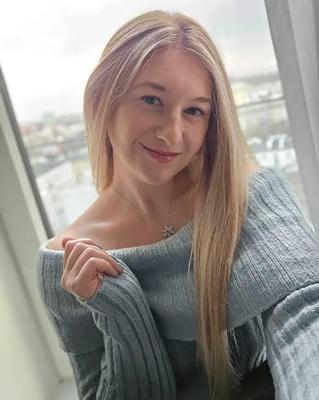 Kayla exposes her nudity