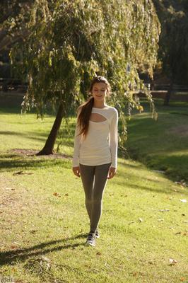 Alex Mae im gehobenen Park