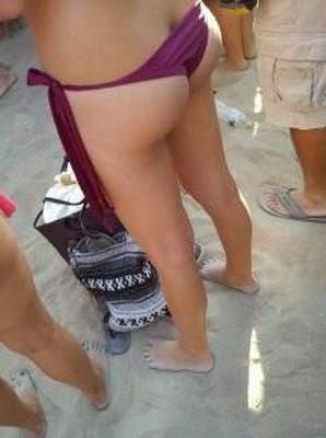 Jugendlicher Arsch am Strandkonzert
