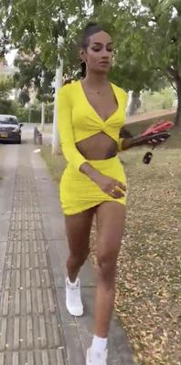 Sweet Laura Saenzは誕生日にBoyzをからかいます