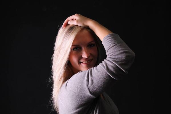 Stunning blonde girlfriend home selfies