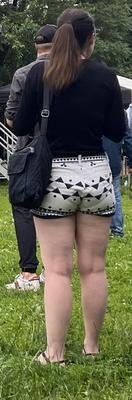 Sie trägt diese Shorts perfekt.