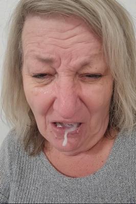 Sperma in Mamas Mund