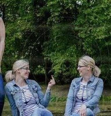 Os gêmeos peitudos alemães Christin e Carolin K. (prontos para tributos!)