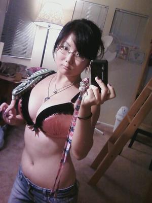 Vollbusige asiatische Selfie -Akte