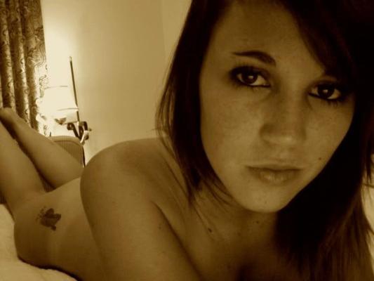Teen brune sensuelle