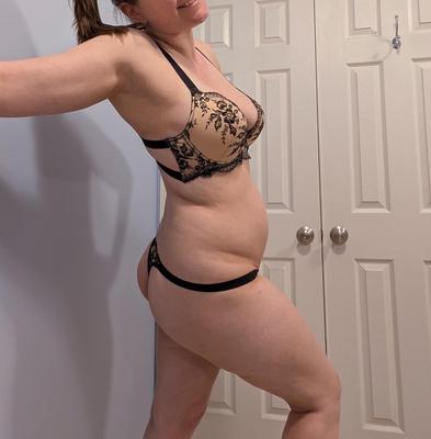 Frau in neuen Dessous und einigen Akten