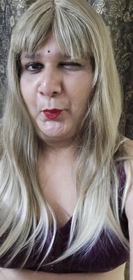 Blonde travesti Monica M em lingerie