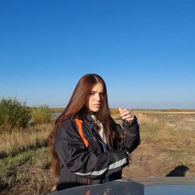 Adolescente morena tímida con un cuerpo increíble