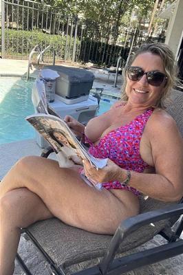 Moms ivres à la piscine