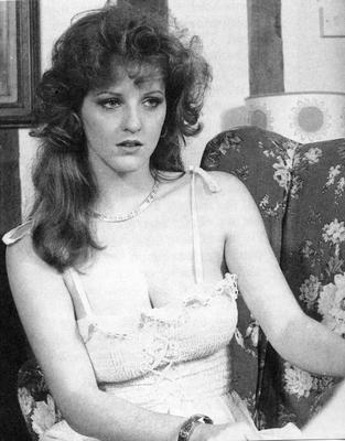 Retro fessée de la cheminée Janus rousse en robe blanche