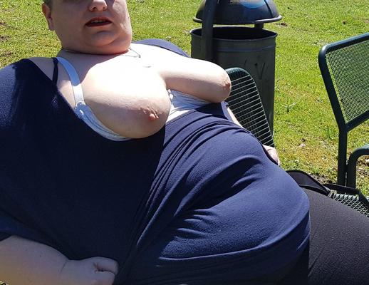 Fette, alte deutsche SSBBW -Blitze im öffentlichen Park