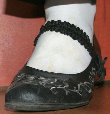 Beine in Strumpfhosen mit Spermaspuren in den Schuhen