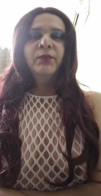 Redhead Travestim Monica M no conjunto de redes brancas