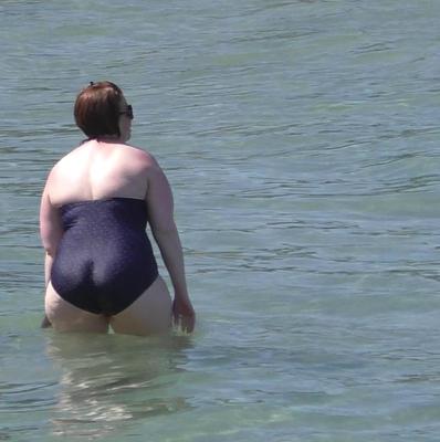 une maman avec un cul rond et large