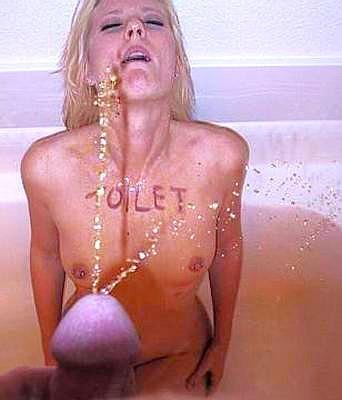 Junges Urinal mit Piercings