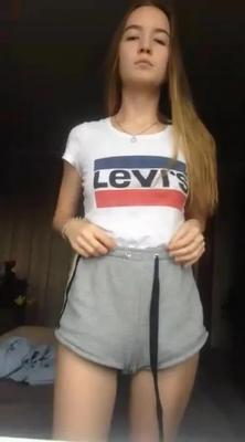 Petite American College Cutie zieht sich aus