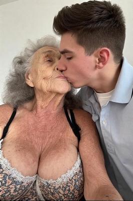 Grannies embrassant les petits-fils