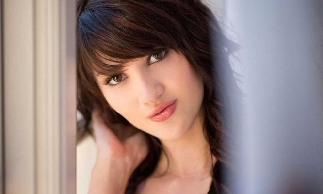 Elena dodue invitant la chatte