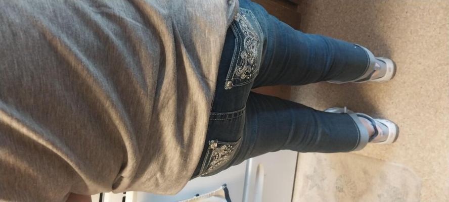 Uma bunda gostosa em jeans apertados, maldita, minhas formas de trabalho.