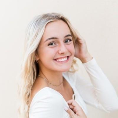 Taylor zeigt ihre Muschi.