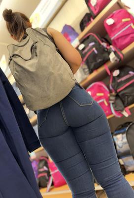 Candid assez brune en jean serré
