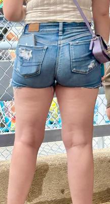 率直なショートパンツとセクシーな足とロバ