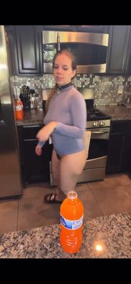 Nena rubia caliente sin fondo con un coño peludo en la cocina