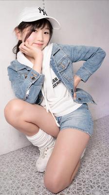 DO ASIAN WOMEN WEAR SOCKS? THE LOOK GREAT IN THEM!