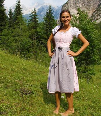 Fransziska beim Sparziergang im Dirndl