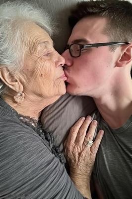 Homme et mamies au lit