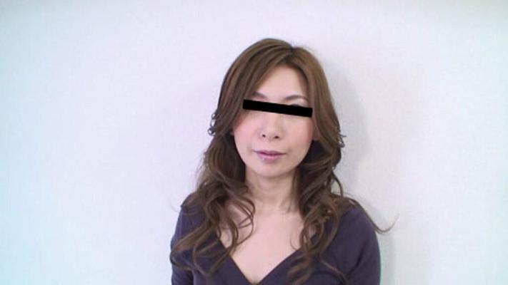 Obligado a comer agujeros de milfs (Japón)