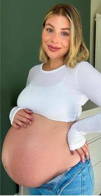Blonde schwangere Perfektion Mutterladung