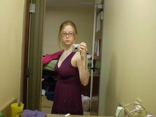 Redhead adolescente com sardas mostra seus peitos grandes