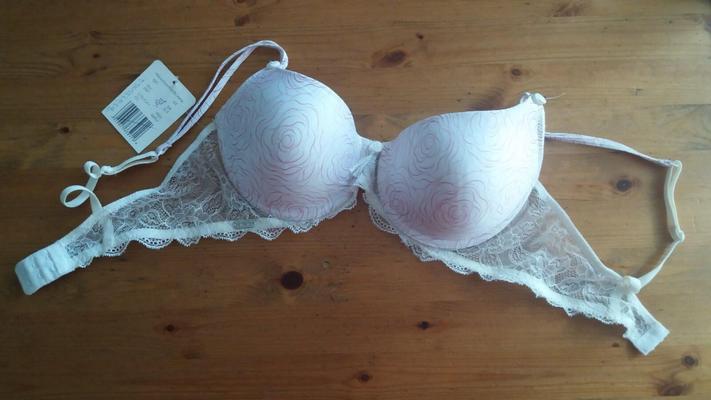 cum dans le nouveau soutien-gorge blanc de mon adolescent
