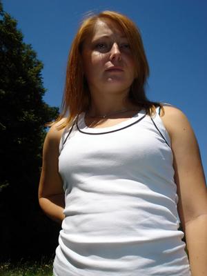 Petite betette rouquinette s'amuse em plein ar