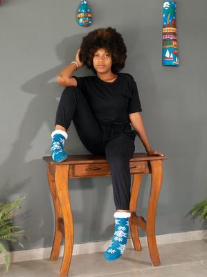 Ebony обнажается на ее деревянном столе