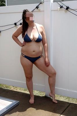 Esposa pegando um pouco de sol e provocando os vizinhos