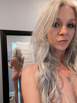 Petite sexy milf takes nude selfies