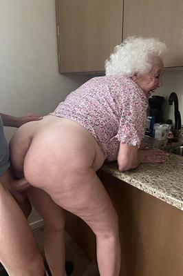 Mamie dans la cuisine