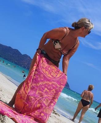 Candon Pawgs, robes et bikinis