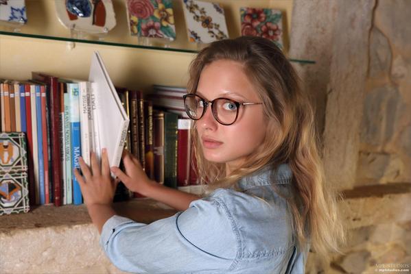 Mplstudios Clarice verspricht in einem Buch