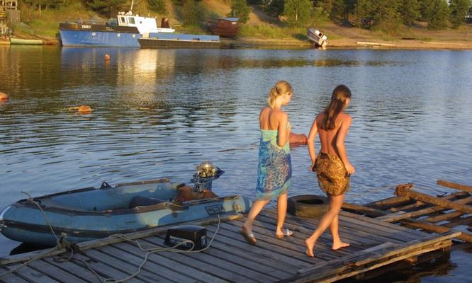 Mädchen nackt am Bootsdock