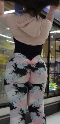 Courbes de MILF candides dans des leggings à motifs
