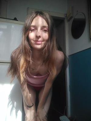 小さなおっぱいを持つロシアの少女。